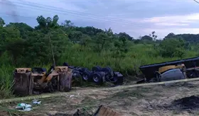 Volcadura de tr&aacute;iler provoca accidente en la C&aacute;rdenas-Villahermosa; se reportan muertos