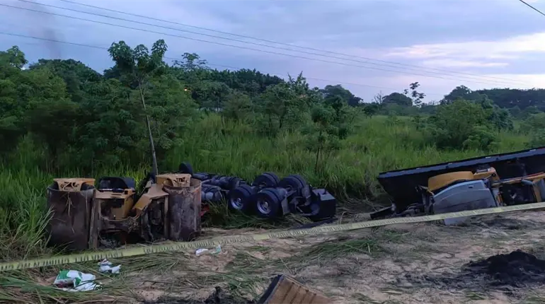 Volcadura de tr&aacute;iler provoca accidente en la C&aacute;rdenas-Villahermosa; se reportan muertos
