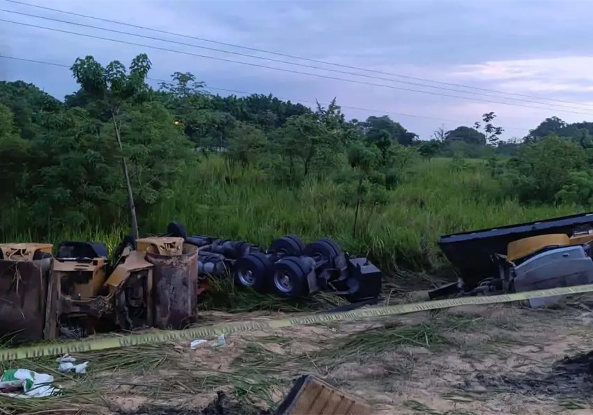 Volcadura de tráiler provoca accidente en la Cárdenas-Villahermosa; se reportan muertos Volcadura de tráiler provoca accidente en la Cárdenas-Villahermosa; se reportan muertos