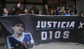 Exigen hasta 12 a&ntilde;os de c&aacute;rcel a m&eacute;dicos por la muerte de Maradona
