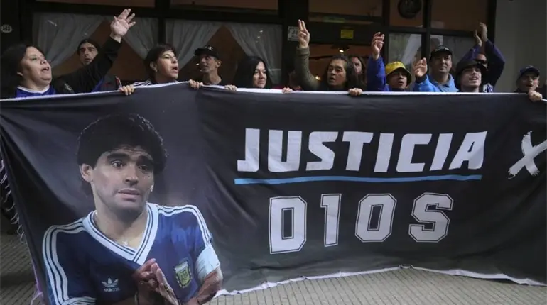 Exigen hasta 12 a&ntilde;os de c&aacute;rcel a m&eacute;dicos, por la muerte de Maradona