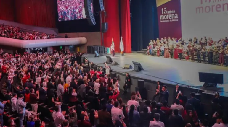 Morena celebra XV a&ntilde;os al ritmo de Eugenia Le&oacute;n; destacan legado de L&oacute;pez Obrador y Sheinbaum Pardo