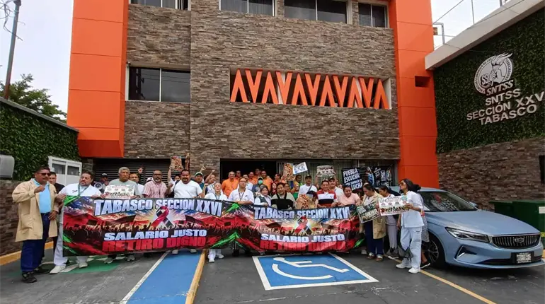 Protestan trabajadores del IMSS en Tabasco en rechazo al incremento de 2.9% al salario; exigen mejoras laborales