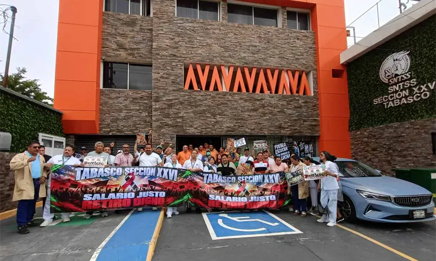 Protestan trabajadores del IMSS en Tabasco en rechazo al incremento de 2.9% al salario; exigen mejoras laborales