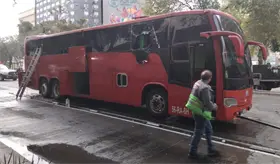 Se incendia autob&uacute;s sobre Paseo de la Reforma en CDMX; pasajeros quedan atrapados por una falla