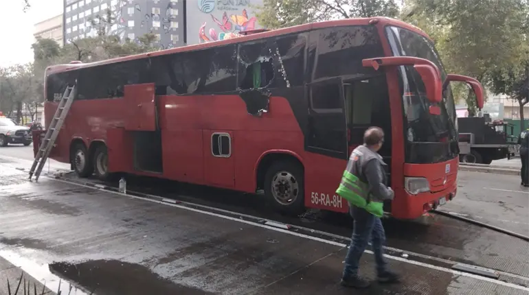 Se incendia autob&uacute;s sobre Paseo de la Reforma en CDMX; pasajeros quedan atrapados por una falla