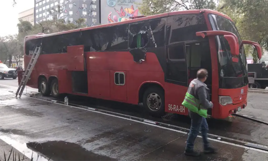Se incendia autobús sobre Paseo de la Reforma en CDMX; pasajeros quedan atrapados por una falla