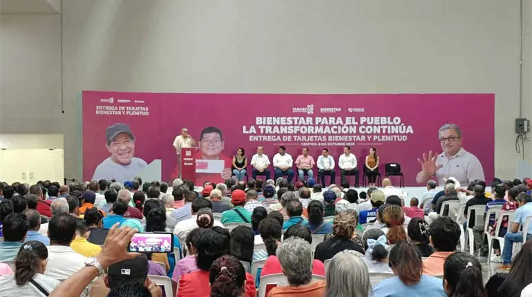 Entregan tarjetas a m&aacute;s de 400 beneficiarios del programa "bienestar y plenitud" en Centro