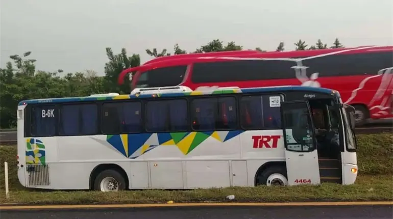 Autob&uacute;s de pasajeros se sale de la carretera en la C&aacute;rdenas - Villahermosa