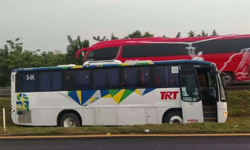 Autobús de pasajeros se sale de la carretera en la Cárdenas - Villahermosa
