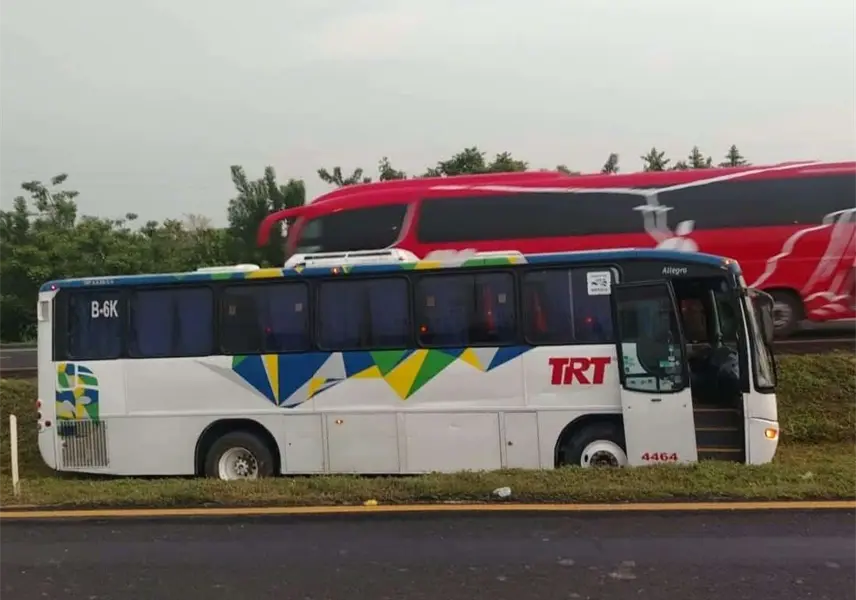 Autobús de pasajeros se sale de la carretera en la Cárdenas - Villahermosa Autobús de pasajeros se sale de la carretera en la Cárdenas - Villahermosa