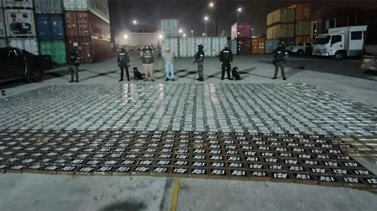 Incautan en Ecuador 1.6 toneladas de coca&iacute;na ocultas en maquinaria industrial con destino a M&eacute;xico