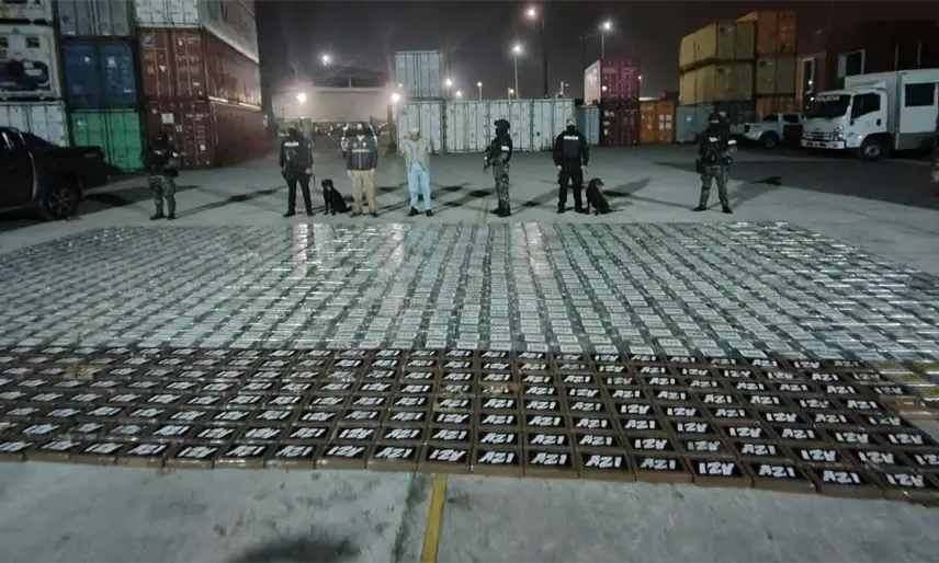 Incautan en Ecuador 1.6 toneladas de cocaína ocultas en maquinaria industrial con destino a México