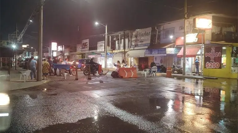Bloquean avenida M&eacute;ndez para exigir reparaci&oacute;n de fuga de agua