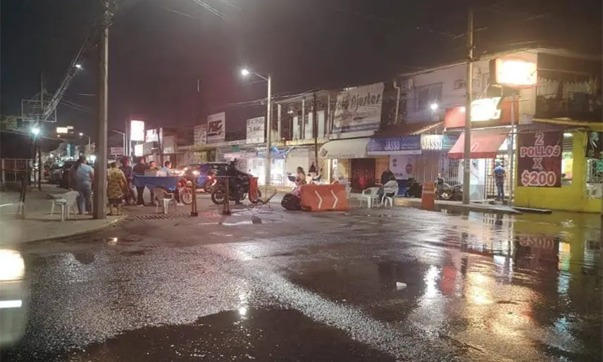 Bloquean avenida Méndez para exigir reparación de fuga de agua