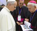 CEM entregan al Papa Le&oacute;n XIV libro con rostros de personas desaparecidas en M&eacute;xico