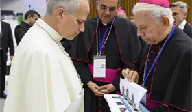 CEM entrega al Papa libro con rostros de personas desaparecidas en M&eacute;xico