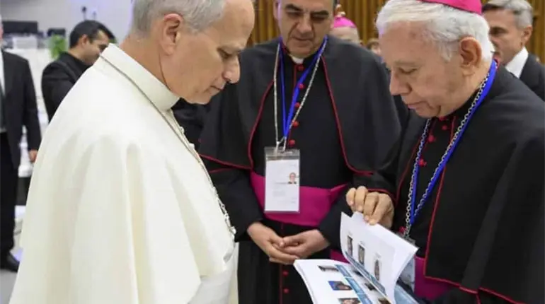 CEM entregan al Papa Le&oacute;n XIV libro con rostros de personas desaparecidas en M&eacute;xico