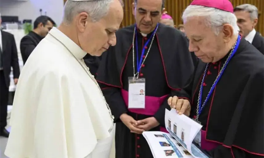 CEM entregan al Papa León XIV libro con rostros de personas desaparecidas en México