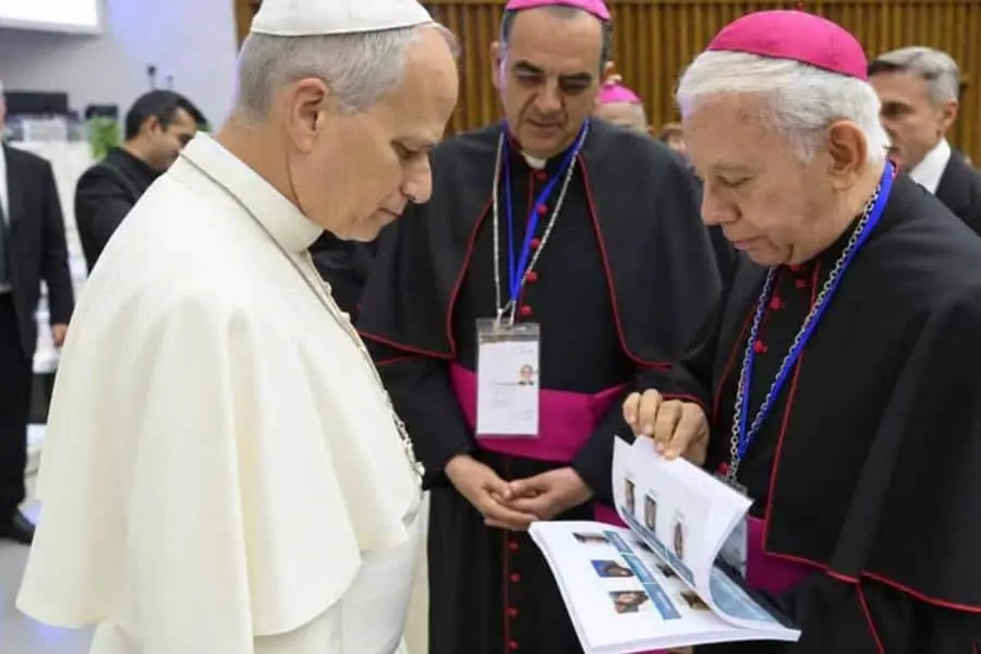 CEM entrega al Papa libro con rostros de personas desaparecidas en M&eacute;xico