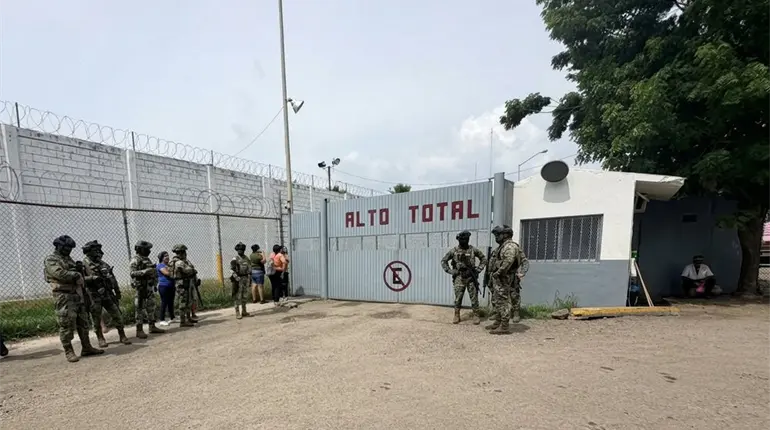 Ri&ntilde;a en penal de Mazatl&aacute;n deja 10 muertos entre ellos un menor de edad y 16 heridos