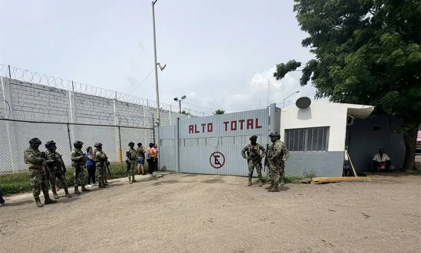 Riña en penal de Mazatlán deja 10 muertos entre ellos un menor de edad y 16 heridos