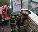 Auto cae en socav&oacute;n frente a cl&iacute;nica del IMSS en Tlatelolco, CDMX; no hay lesionados