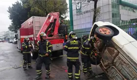 Auto cae en socav&oacute;n frente a cl&iacute;nica del IMSS en Tlatelolco, CDMX; no hay lesionados