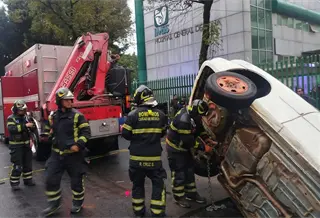 Auto cae en socav&oacute;n frente a cl&iacute;nica del IMSS en Tlatelolco, CDMX; no hay lesionados