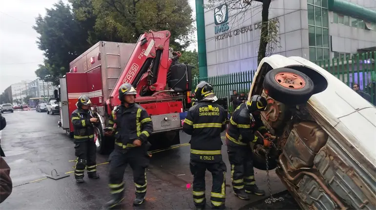 Auto cae en socav&oacute;n frente a cl&iacute;nica del IMSS en Tlatelolco, CDMX; no hay lesionados