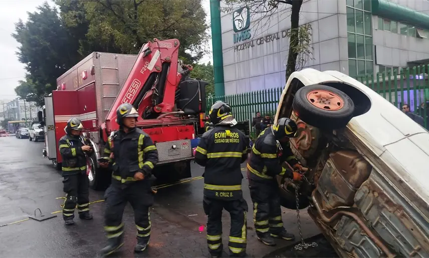 Auto cae en socavón frente a clínica del IMSS en Tlatelolco, CDMX; no hay lesionados