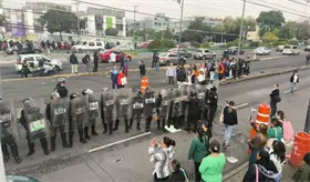 Polic&iacute;as repliegan a trabajadores del IMSS en Viaducto; contin&uacute;an protestas en la CDMX