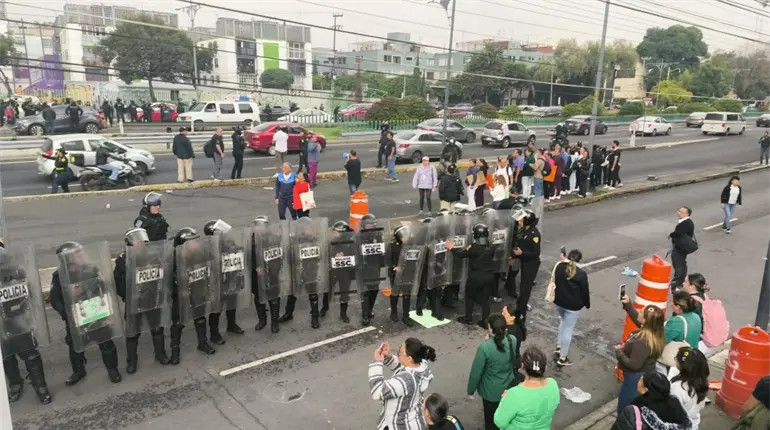 Polic&iacute;as repliegan a trabajadores del IMSS en Viaducto; contin&uacute;an protestas en la CDMX