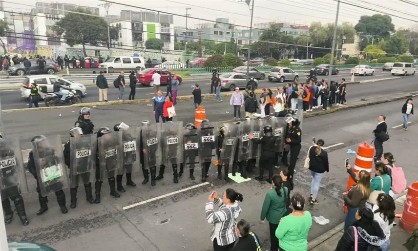 Policías repliegan a trabajadores del IMSS en Viaducto; continúan protestas en la CDMX