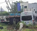 Tr&aacute;iler se sale de la carretera Villahermosa-C&aacute;rdenas e impacta a combi