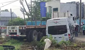 Tr&aacute;iler se sale de la carretera Villahermosa-C&aacute;rdenas e impacta a combi
