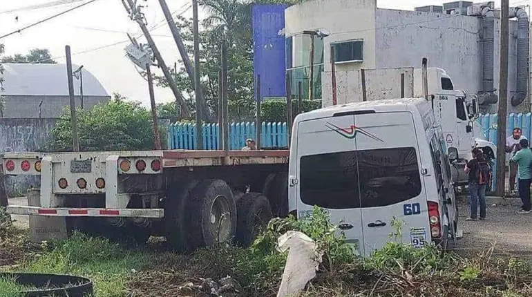Tr&aacute;iler se sale de la carretera Villahermosa-C&aacute;rdenas e impacta a combi
