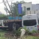 Tr&aacute;iler se sale de la carretera Villahermosa-C&aacute;rdenas e impacta a combi