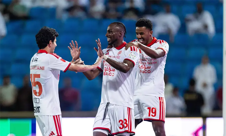 Julián Quiñones brilla en la goleada del Al Qadsiah ante Al-Kholood con gol a lo panenka y dos asistencias