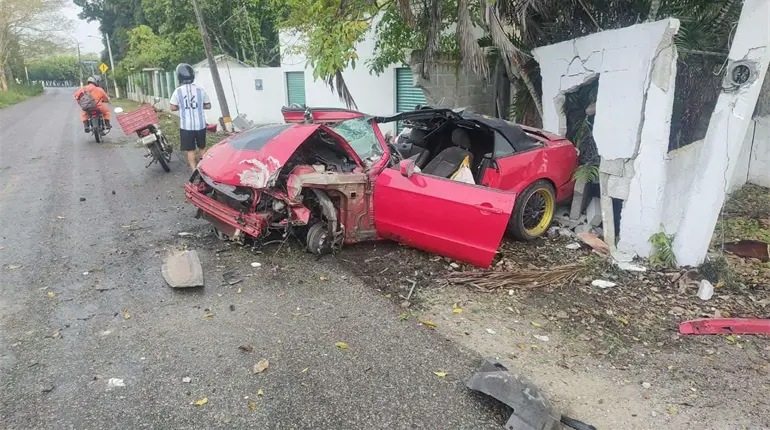 Aparatoso accidente automovil&iacute;stico en los l&iacute;mites de Para&iacute;so y Comalcalco