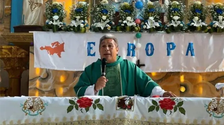 Exhorta padre tiktokero a feligres&iacute;a a no faltar a la iglesia
