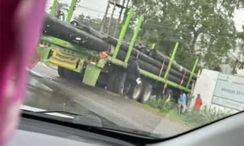Tráiler cargado de tubos se queda calzado y causa tráfico vial en la Villahermosa – Teapa