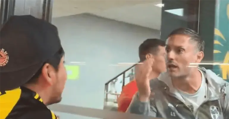 Se viraliza video de aficionado insultando a Guido Bonini, preparador f&iacute;sico de Monterrey, tras el duelo con Am&eacute;rica