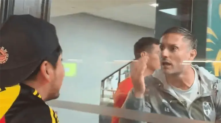 Se viraliza video de aficionado insultando a Guido Bonini, preparador f&iacute;sico de Monterrey, tras el duelo con Am&eacute;rica