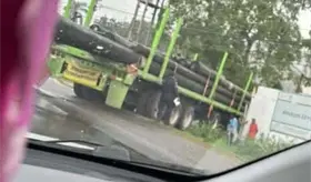 Unidad cargada de tubos queda calzada y causa tr&aacute;fico vial en la Villahermosa – Teapa