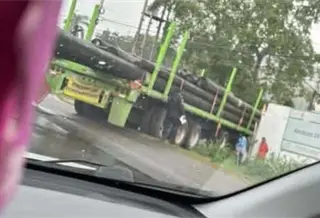 Unidad cargada de tubos queda calzada y causa tr&aacute;fico vial en la Villahermosa – Teapa