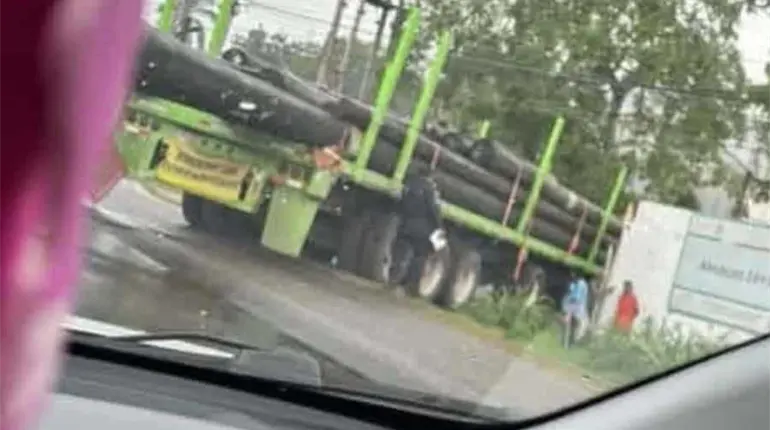 Unidad cargada de tubos queda calzada y causa tr&aacute;fico vial en la Villahermosa – Teapa