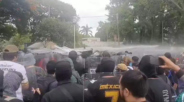 Bajo la consigna fuera Lemus, marchan en Jalisco para exigir agua limpia