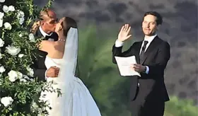 Tobey Maguire oficia la boda de su exesposa Jennifer Meyer en Haw&aacute;i