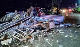 Personal de Fiscalizaci&oacute;n de Centro desaloja puestos ambulantes en Parrilla